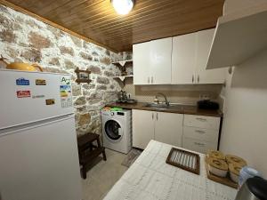 Kuchyň nebo kuchyňský kout v ubytování Ayvalıgın tarihi rum evi 2 katlı (YENİLENDİK) + 5 fotografií