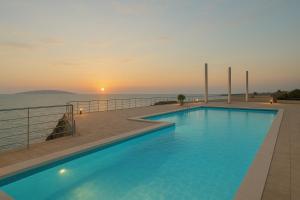 basen z widokiem na ocean o zachodzie słońca w obiekcie Costa Isora Frontline & Pool By Paramount Holidays w mieście Puerto de Santiago