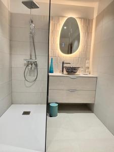 Ένα μπάνιο στο Escapade Santorini Epinal +10 φωτογραφίες