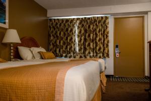 
A bed or beds in a room at Imperial Inn Medicine Hat
