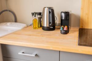 ロッテルダムにあるAlphabet Apartments - Binnenrotte 102の木製のカウンタートップにコーヒーメーカーが置かれたカウンター +63枚の写真