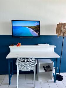 TV a/nebo společenská místnost v ubytování Suite Caraïbe vue mer
