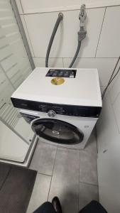 a record player sitting on a counter in a room at Nestwerk Zentral E13-11 - Stilvoll, Arbeiten & Altstadtlage in Biberach an der Riß