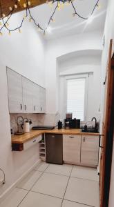 Kuchyňa alebo kuchynka v ubytovaní Stara Poczta Apartament