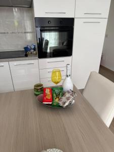 A kitchen or kitchenette at Le bougainvillea 2