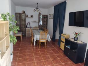 une cuisine et une salle à manger avec une table et des chaises dans l'établissement Casa Carreta, à Serres