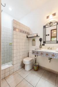 Koupelna v ubytování El Encanto Inn & Suites + 37 fotografií