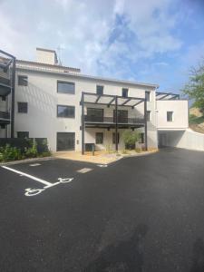 an empty parking lot in front of a building at Les hauts de Vaison in Vaison-la-Romaine