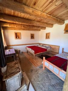 Postel nebo postele na pokoji v ubytování Hobbit house - Tara place