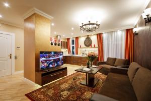 uma sala de estar com um sofá e uma televisão em BridgeStoneLuxApart Free Parking em Riga
