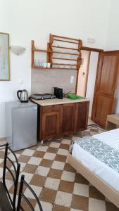 kuchnia z blatem i łóżko w pokoju w obiekcie San Marco Guesthouse w mieście Kattavía