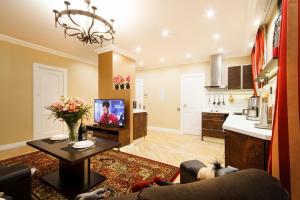 sala de estar con TV y cocina en BridgeStoneLuxApart Free Parking, en Riga