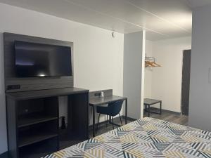 TV a/nebo společenská místnost v ubytování Motel 6 Chicago, IL - Halsted