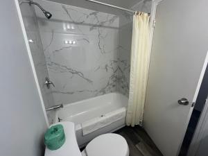 Koupelna v ubytování Motel 6 Chicago, IL - Halsted