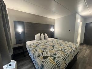 Postel nebo postele na pokoji v ubytování Motel 6 Chicago, IL - Halsted