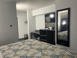Postel nebo postele na pokoji v ubytování Motel 6 Chicago, IL - Halsted