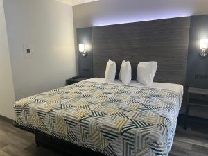 Postel nebo postele na pokoji v ubytování Motel 6 Chicago, IL - Halsted