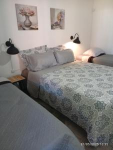 una camera da letto con due letti e un divano di Quinta Ogarupa a Corrientes