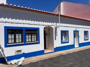 a blue and white building with a door at Casa do Pipo in Almograve