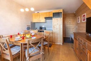 Η κουζίνα ή μικρή κουζίνα στο Spacieux Rhodo, 5pers, wifi, local à ski +13 φωτογραφίες