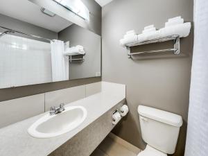 un bagno con lavandino e WC di Heritage Inn Hotel & Convention Centre - Cranbrook a Cranbrook