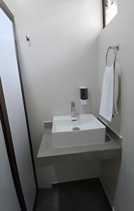 Ένα μπάνιο στο SUITE Begonia, AA, cocineta, baño privado, ubicada