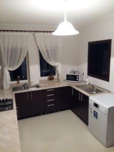 Pensiunea Casa din Vii的厨房或小厨房