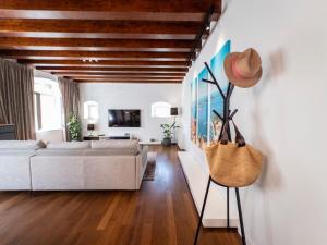 赫瓦尔Casa Cappello的客厅配有白色沙发和帽子