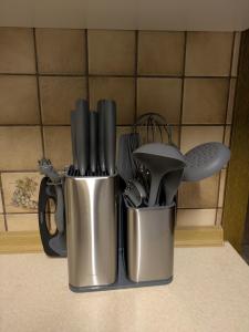 dos contenedores metálicos llenos de utensilios en un mostrador en Ferienwohnung Gerstetten 85 qm - 2 Schlafzimmer - Küche mit großem Essbereich - Wohnzimmer - Balkon - Bad - ruhige Lage, en Gerstetten 21 fotos más