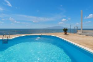Basen w obiekcie Costa Isora Frontline & Pool By Paramount Holidays lub w pobliżu