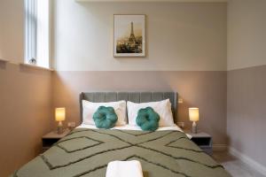 Ένα ή περισσότερα κρεβάτια σε δωμάτιο στο The Central Centenary, Leeds City Centre Apartments