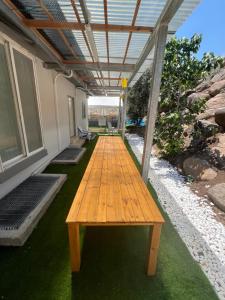 a wooden bench sitting on top of green grass at Villa Shevet Binyamin in Yavneʼel