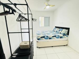 Refúgio Beira Mar Praia Grande في برايا جراندي: غرفة نوم بسرير وسلم في غرفة +10 صور