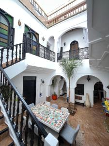Μπαλκόνι ή βεράντα στο Riad Darna 4 chambres avec piscine et petit déjeuner