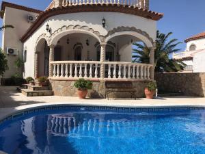 The swimming pool at or close to Casa Ricarda