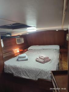 瓦伦西亚Romantic sailboat的一张铺着两条毛巾的床