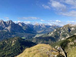 una vista desde la cima de una montaña en Casa Arnica Alpina, en Forni Avoltri 13 fotos más