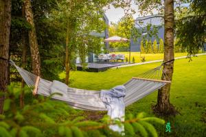 a hammock in the yard of a house at Dom w Starkowie, Sauna i Balia in Starków