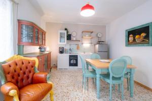 a living room with a table and chairs and a kitchen at La Collina dei Conigli - immersi nella natura in Montebabbio