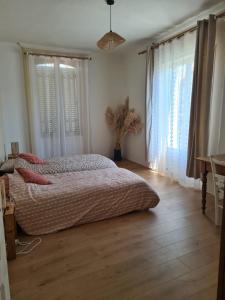 Ένα ή περισσότερα κρεβάτια σε δωμάτιο στο Maison Fabien et Justine