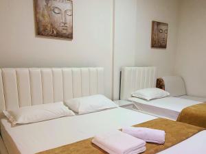 a room with two beds at Villa Arli&Eris in Vlorë