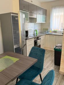 Kuchyňa alebo kuchynka v ubytovaní ZEN Apartman Sunshine