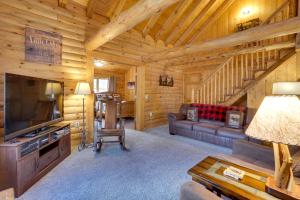 Televiisor ja/või meelelahutuskeskus majutusasutuses Picturesque Log Cabin in Estes Park 9 Mi to RMNP