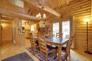 Foto sihtkohas Estes Park asuva majutusasutuse Picturesque Log Cabin in Estes Park 9 Mi to RMNP galeriist