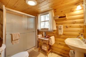 Vannituba majutusasutuses Picturesque Log Cabin in Estes Park 9 Mi to RMNP +23 fotot