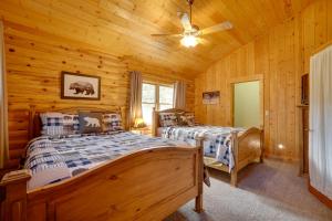 Voodi või voodid majutusasutuse Picturesque Log Cabin in Estes Park 9 Mi to RMNP toas