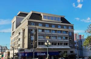 a large building on a city street with at Hotel Merion in Pato Branco