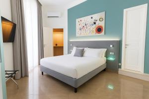 a bedroom with a white bed in a room at Sanfelice 33 Luxury Suites in Naples
