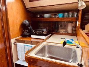una cocina con fregadero y estufa en Nortada Central Boat Escape, en Lisboa 13 fotos más
