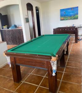 ExtremózにあるCasa de praiaの緑の布を敷いた部屋のビリヤード台
